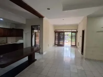 Dijual Rumah Hoek Premium di Tebet Barat - LT 570 m², Jalan 2 Arah, Cocok Hunian & Usaha Kuliner