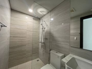 Good Deal 2BR Unit with Balcony at Park Mckinley West, Fort Bonifacio