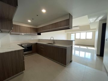 Good Deal 2BR Unit with Balcony at Park Mckinley West, Fort Bonifacio