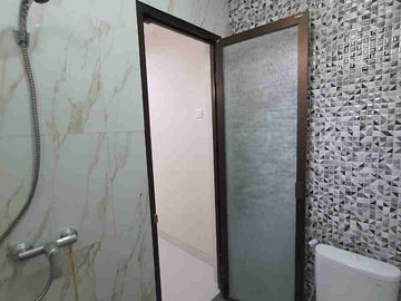 RUMAH BARU 2 LANTAI DIJUAL MURAH MINIMALIS SURABAYA TIMUR LOKASI DI PERUMAHAN WIGUNA SELATAN
