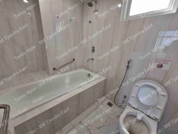 Dijual / sewa Apartemen Grand Sungkono Lagoon Tower Venetian 3 Kamar Tidur + 1 Kamar Tidur ART