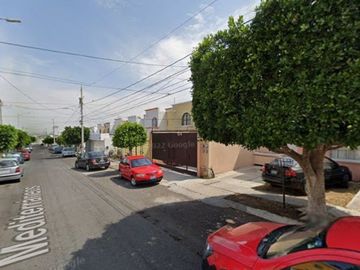 CASA EN QUERETARO, MUY AMPLIA, ACABADOS DE LUJO, CUENTA CON TODAS LAS AMENIDADES Y SERVICIOS.