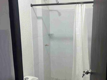 SE AQLUILA HERMOSO APARTAESTUDIO CON TODOS LOS SERVICIOS INCLUIDOS SAN VICENTE CALI CERCA CLINICA LOS REMEDIOS