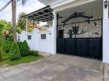 RUMAH DESAIN KLASIK MEWAH DILENGKAPI DENGAN KOLAM RENANG, LOKASI TENANG, JOGLO, JAKARTA BARAT