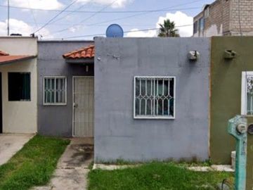 CASA EN JALISCO  AMPLIA, ACABADOS DE LUJO, CUENTA CON TODOS LOS SERVICIOS Y AMENIDADES.