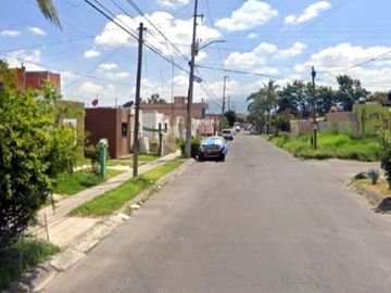 CASA EN JALISCO  AMPLIA, ACABADOS DE LUJO, CUENTA CON TODOS LOS SERVICIOS Y AMENIDADES.