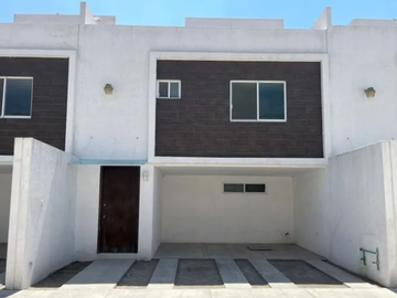 CASA EN VENTA EN FRACC. RBOLEDAS DEL PEDREGAL, PUEBLA