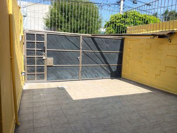 EXCELENTE CASA DE UN PISO EN LA FLORIDA - SATÉLITE, 3 RECÁMARAS, 2.5 BAÑOS, 2 AUTOS, JARDÍN