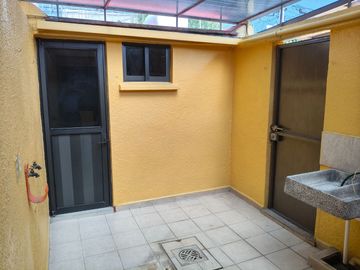 EXCELENTE CASA DE UN PISO EN LA FLORIDA - SATÉLITE, 3 RECÁMARAS, 2.5 BAÑOS, 2 AUTOS, JARDÍN