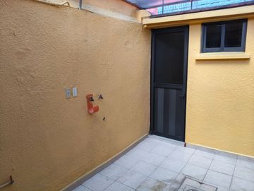 EXCELENTE CASA DE UN PISO EN LA FLORIDA - SATÉLITE, 3 RECÁMARAS, 2.5 BAÑOS, 2 AUTOS, JARDÍN