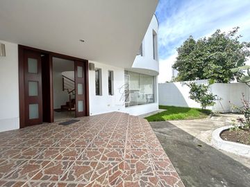 CASA EN VENTA INDEPENDIENTE TUMBACO VILLA VEGA