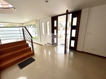 CASA EN VENTA INDEPENDIENTE TUMBACO VILLA VEGA