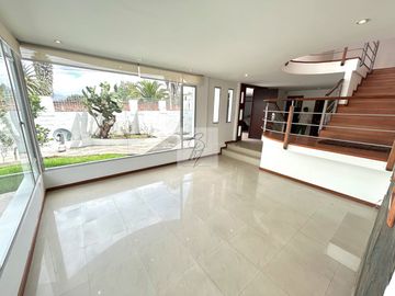 CASA EN VENTA INDEPENDIENTE TUMBACO VILLA VEGA