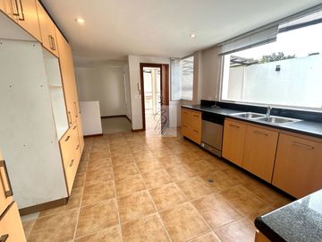 CASA EN VENTA INDEPENDIENTE TUMBACO VILLA VEGA