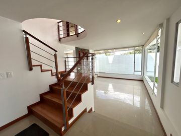CASA EN VENTA INDEPENDIENTE TUMBACO VILLA VEGA