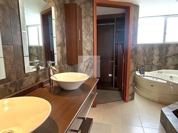 CASA EN VENTA INDEPENDIENTE TUMBACO VILLA VEGA