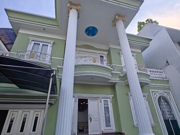 Dijual Rumah Mewah di Intercon, Jakarta Barat 18x40