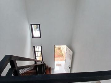Dijual Rumah Minimalis 2.5 Lantai Turun Harga Brand New Di Delatinos BSD