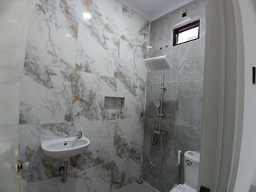 Dijual Rumah Minimalis 2.5 Lantai Turun Harga Brand New Di Delatinos BSD