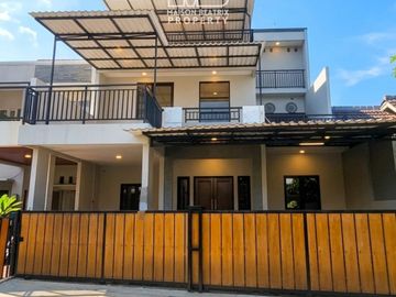 RUMAH 3 LANTAI SUDAH RENOV SIAP HUNI LOKASI AMAN NYAMAN DAN STRATEGIS DI TAMAN CHRYSANT 1 - BSD CITY
