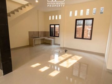 RUMAH 3 LANTAI SUDAH RENOV SIAP HUNI LOKASI AMAN NYAMAN DAN STRATEGIS DI TAMAN CHRYSANT 1 - BSD CITY