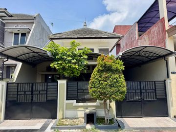 RUMAH TERAWAT SIAP HUNI PERUMAHAN PONDOK JATI SIDOARJO TENGAH KOTA. LOKASI STRATEGIS DEKAT RS DELTA SURYA, AKSES TOL, MALL, Dll