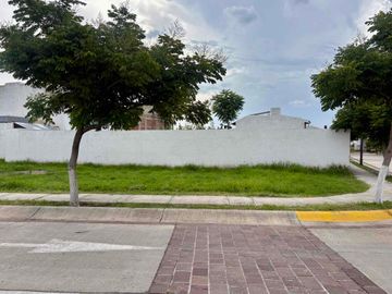 TERRENO EN ESQUINA FRENTE A AREA VERDE PRINCIPAL zona sur