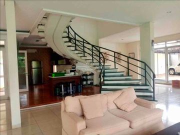 Rumah Kemang Jakarta Selatan. 2 lantai, SHM, LT 830