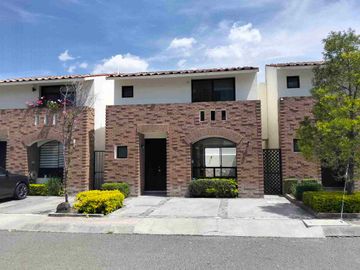 Triana lindísima casa en condominio frente al área verde, 3 recámaras , 21/2 baños , recibidor, sala comedor ,cocina equipada, jardin