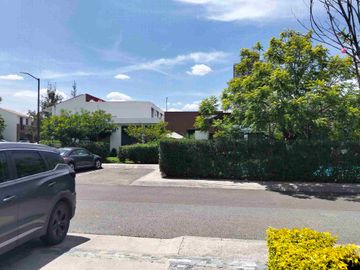 Triana lindísima casa en condominio frente al área verde, 3 recámaras , 21/2 baños , recibidor, sala comedor ,cocina equipada, jardin