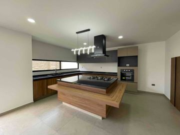 Casa nueva en esquina Lomas de Angelópolis III Cascatta I