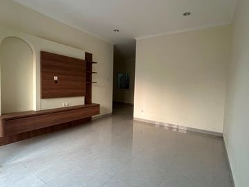 Rumah Baru 2 Lantai 3+1 Kamar Barat Laut di Sektor 7A