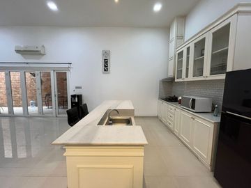 Sewa Rumah Rapih Besar Meadow Green 3 Kamar Furnish, Lippo Cikarang, Bekasi