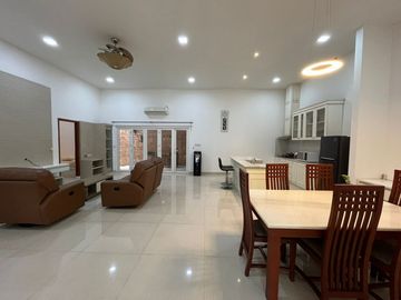 Sewa Rumah Rapih Besar Meadow Green 3 Kamar Furnish, Lippo Cikarang, Bekasi