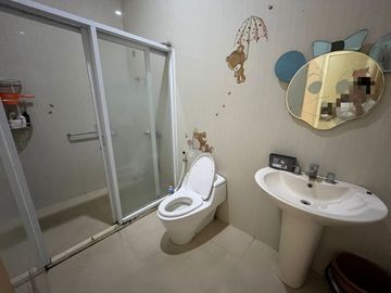 Sewa Rumah Rapih Besar Meadow Green 3 Kamar Furnish, Lippo Cikarang, Bekasi