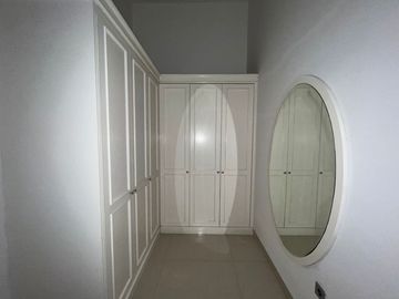 Sewa Rumah Rapih Besar Meadow Green 3 Kamar Furnish, Lippo Cikarang, Bekasi