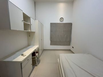 Sewa Rumah Rapih Besar Meadow Green 3 Kamar Furnish, Lippo Cikarang, Bekasi
