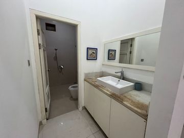 Sewa Rumah Rapih Besar Meadow Green 3 Kamar Furnish, Lippo Cikarang, Bekasi