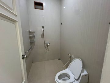 Sewa Rumah Rapih Besar Meadow Green 3 Kamar Furnish, Lippo Cikarang, Bekasi