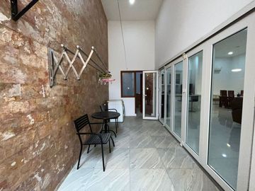 Sewa Rumah Rapih Besar Meadow Green 3 Kamar Furnish, Lippo Cikarang, Bekasi