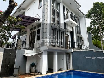 Rumah Bangka Kemang Jakarta Selatan. 3 lantai, SHM, Bebas Banjir