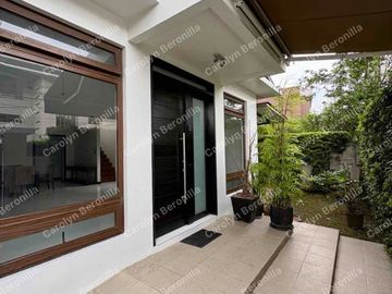 5-Bedroom House for sale in Merville
