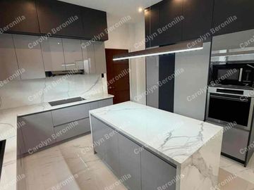 5-Bedroom House for sale in Merville