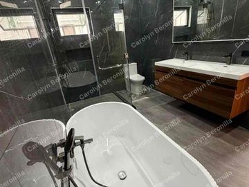 5-Bedroom House for sale in Merville