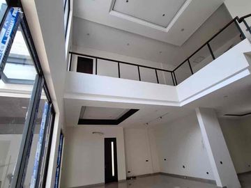 Rumah Baru Modern dgn Kolam Renang Pribadi di Giri Loka BSD City