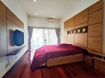 Disewakan Rumah Mewah Tempo Doeloe di Kota Baru Parahyangan Full Furnished | LT 560 m² | Taman Luas | Siap Huni