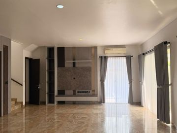 Rumah Hoek 2lt 294m type 4KT Private Pool Dbanyan JGC Jakarta Garden City