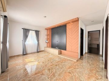 Rumah Hoek 2lt 294m type 4KT Private Pool Dbanyan JGC Jakarta Garden City
