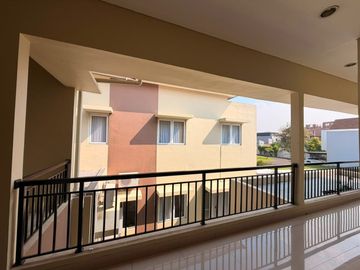 Rumah Hoek 2lt 294m type 4KT Private Pool Dbanyan JGC Jakarta Garden City