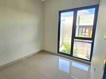 rumah 2 lantai harga murah siap huni, bebas banjir di cluster regia summarecon crown gading tarumajaya nempel kota harapan indah bekasi